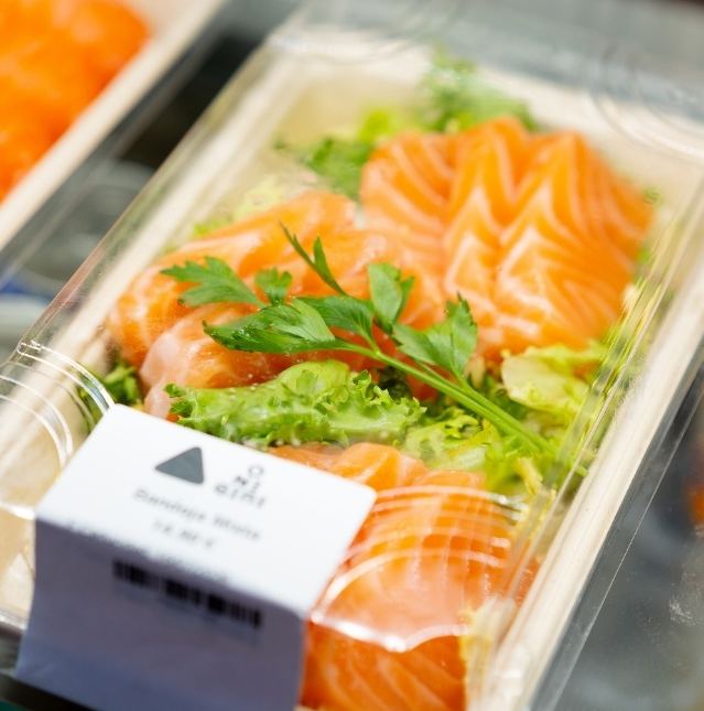 Bandeja de sashimi de salmón con ensalada, cerrada y etiquetada